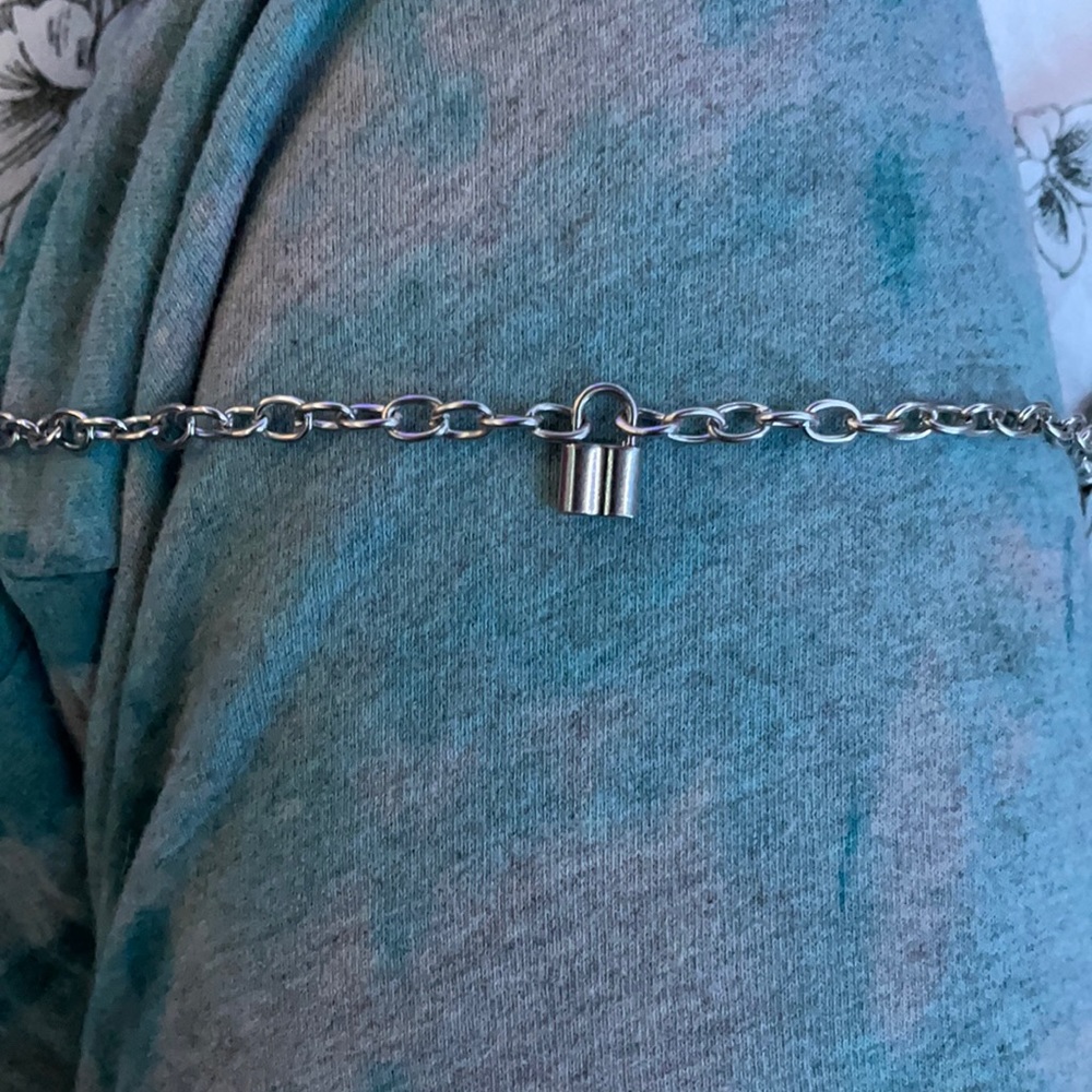 Bracelet/anklet with a lock